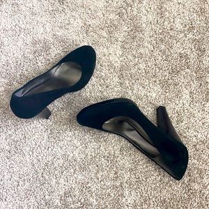 Black suede pumps 🤩